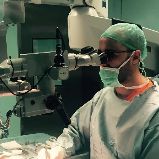 Giuseppe A.G. Lombardo al microscopio operatorio